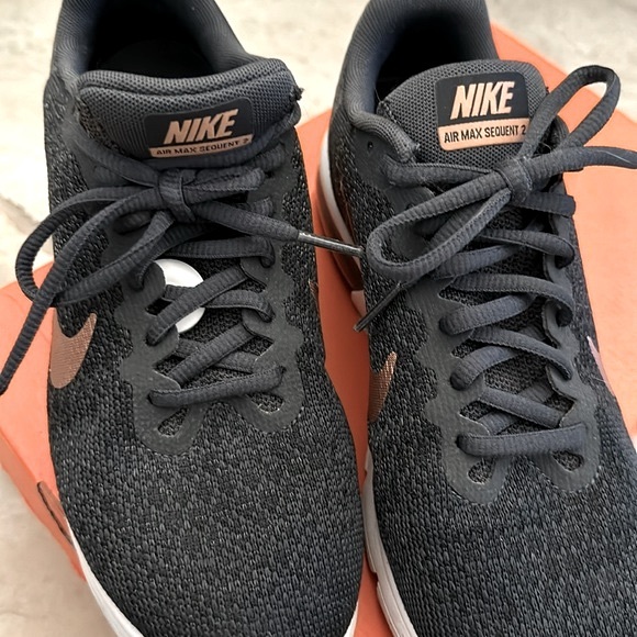 Black Nike mesh sneaker with metallic swoosh - Picture 6 of 7